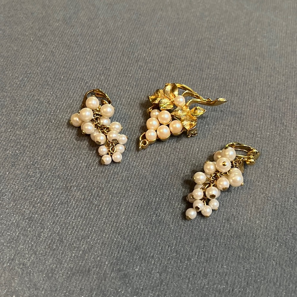 Vintage Earrings and Brooch set (Gold/ Pearls)